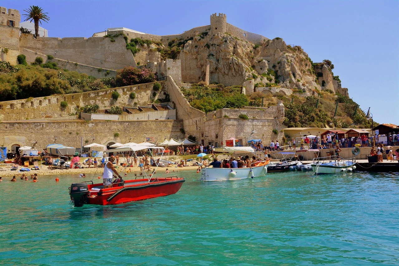 Barche turistiche in partenza dal porto di Termoli verso le Isole Tremiti, vicino al Lido Cala dei Longobardi