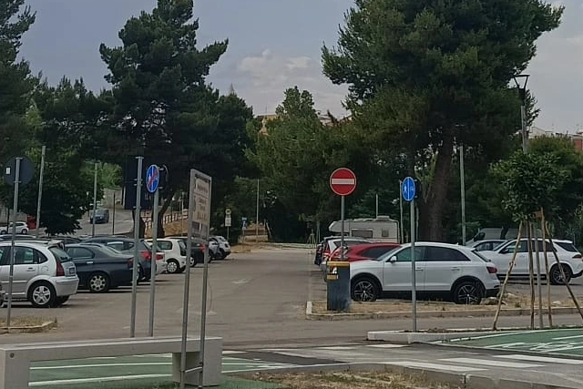 Parcheggio pubblico vicino al Lido Cala dei Longobardi, comodo per auto e camper