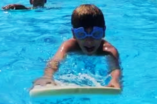 Bambino che nuota nella piscina semiolimpionica del Lido Cala dei Longobardi a Termoli