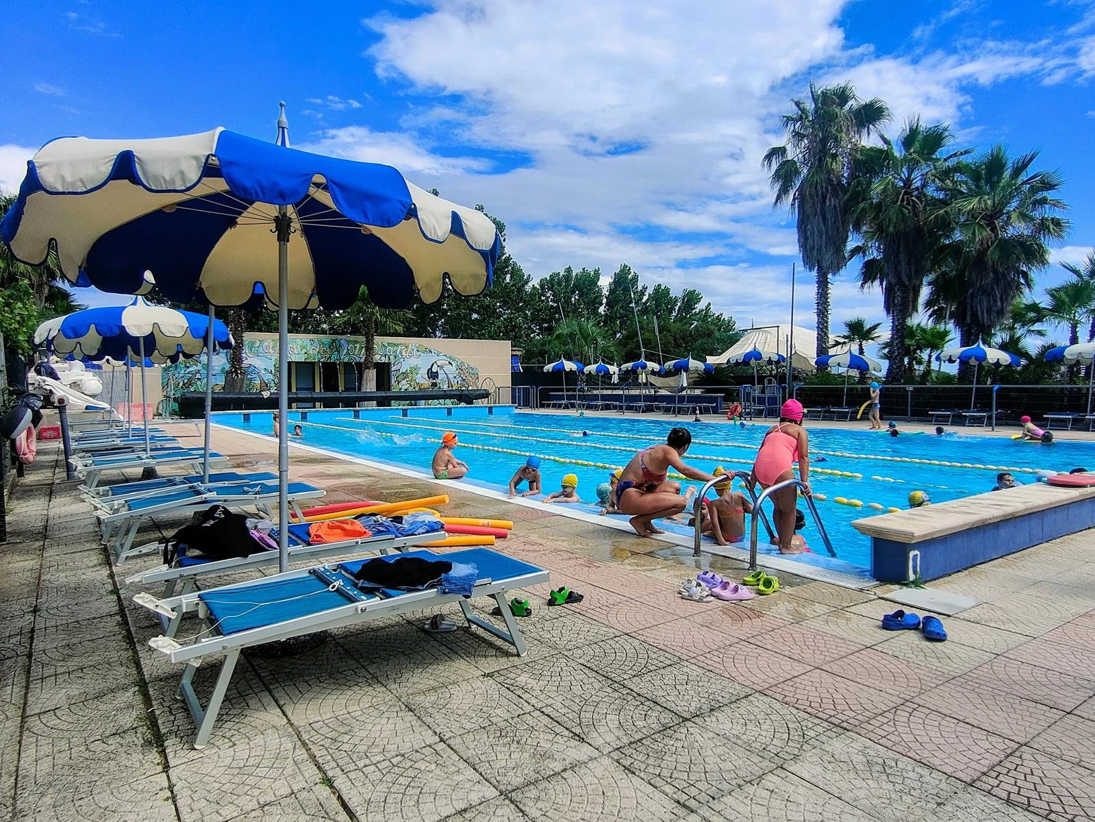 Piscina semiolimpionica al Lido Cala dei Longobardi con famiglie e bambini in attività