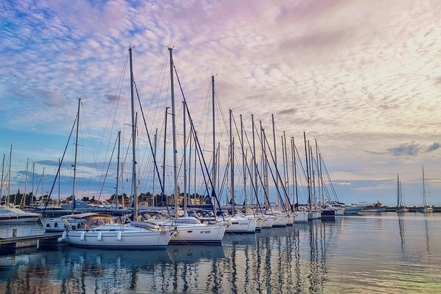 Barche a vela ormeggiate al porto turistico di Termoli vicino a Cala dei Longobardi