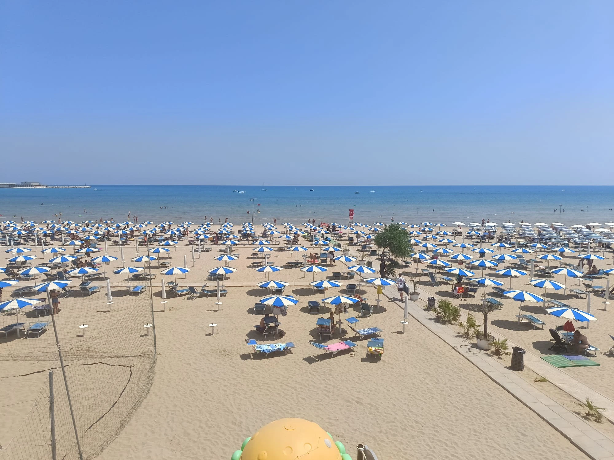 Vista panoramica del Lido Cala dei Longobardi - Spiaggia attrezzata a Termoli Panoramica dall’alto della spiaggia attrezzata del Lido Cala dei Longobardi con ombrelloni blu e mare calmo a Termoli