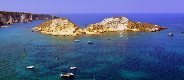 a due passi dal mare e dalle tremiti Vista panoramica sulle Isole Tremiti con barche ancorate nel mare blu
